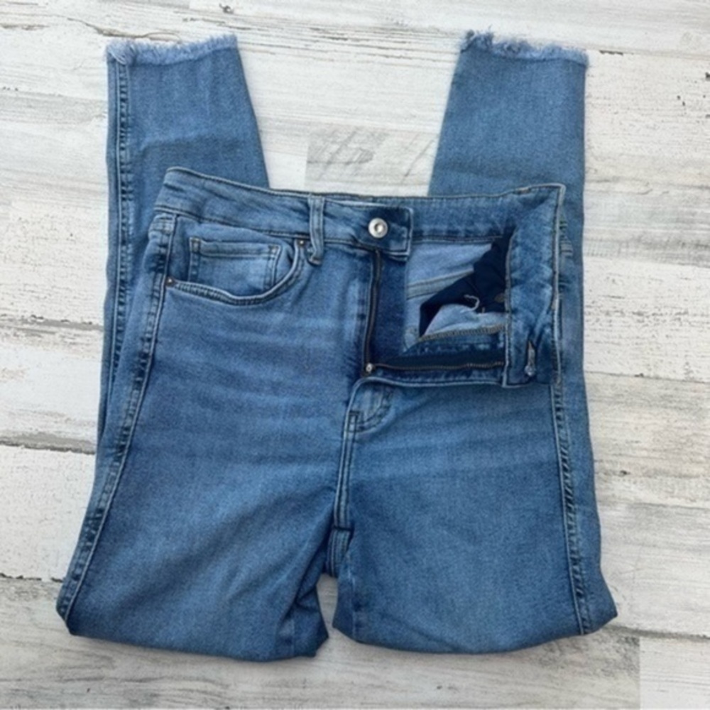 Free People Jeans Size 30 Woman’s 5-pocket style Raw Hem Light Wash Blue